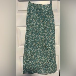 Green American eagle dress with white flowers. Ties in the back. Worn once.SZ L